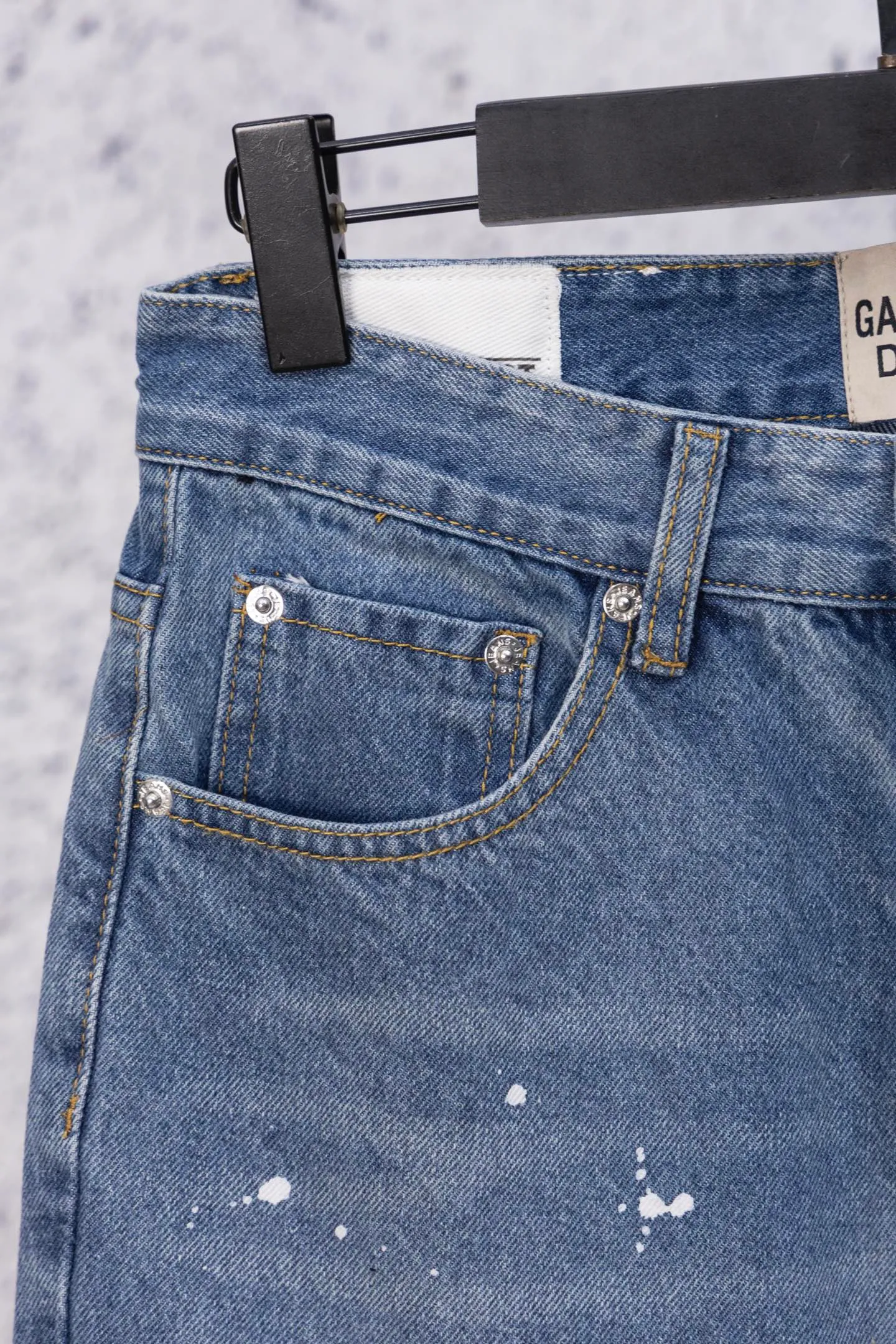 💰270 GALLERY DEPT.25ss new style splash-ink jeans, boot-cut trousers, denim + splash-ink, full of artistic sense! The trouser legs are spliced ​​with denim, creating a layered look, and the words "GALLERY DEPT." are super recognizable✨. High-density denim, wear-resistant and comfortable, perfect for daily wear or street style. Inspired by the classic elements of Helmut Lang, splashing ink is full of three-dimensionality. Pair it with simple tops or HL items to easily get a sense of avant-garde fashion! Gallery Dept. targets the global fashion pioneer group aged 18-35 and positions itself as a "high street art trendy brand". Cultural symbol output: Through endorsements from stars such as Virgil Abloh, Jennie, and Justin Bieber, the brand’s benchmark status in the hip-hop and fashion circles is strengthened. Size: 28-34 Color: Gray Blue